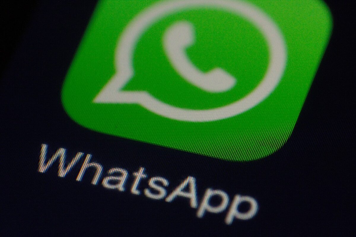 Frodi finanziarie su WhatsApp: Consob mette in guardia gli italiani